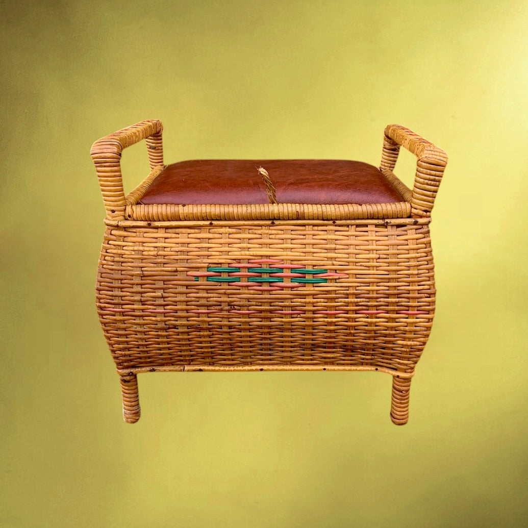 Petit Coffre en Osier et Rotin Scoubidou Assise Skaï Bordeaux Années 50 60
