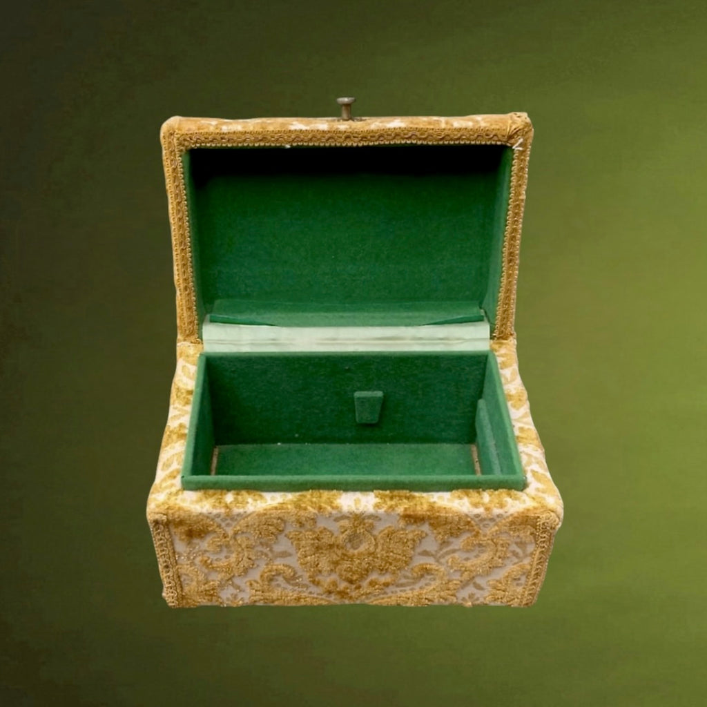 Petit Coffre Vintage en Bois Tapisserie Jaune Moutarde Couvercle Bombé Années 60