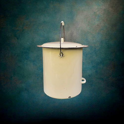 seau-aisance-emaille-blanc-casse-couvercle-anse-vintage