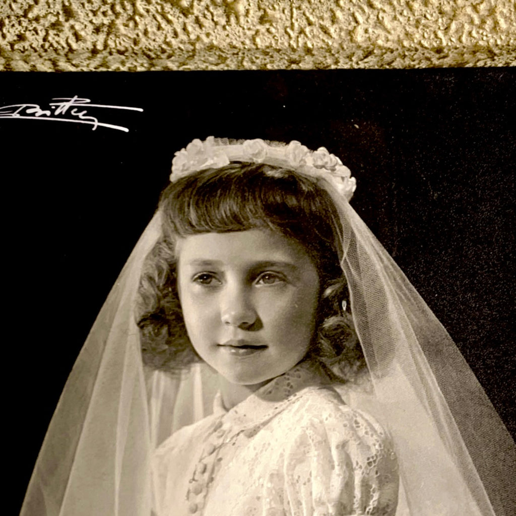 Paire de Cadres Anciens Dorés en Bois et Plâtre avec Portraits de Jeunes Communiantes - années 50