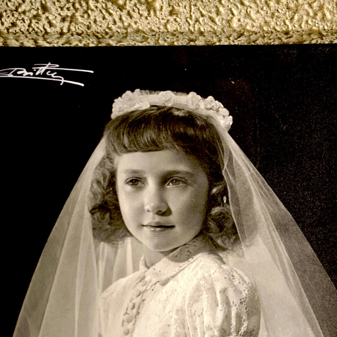 Paire de Cadres Anciens Dorés en Bois et Plâtre avec Portraits de Jeunes Communiantes - années 50