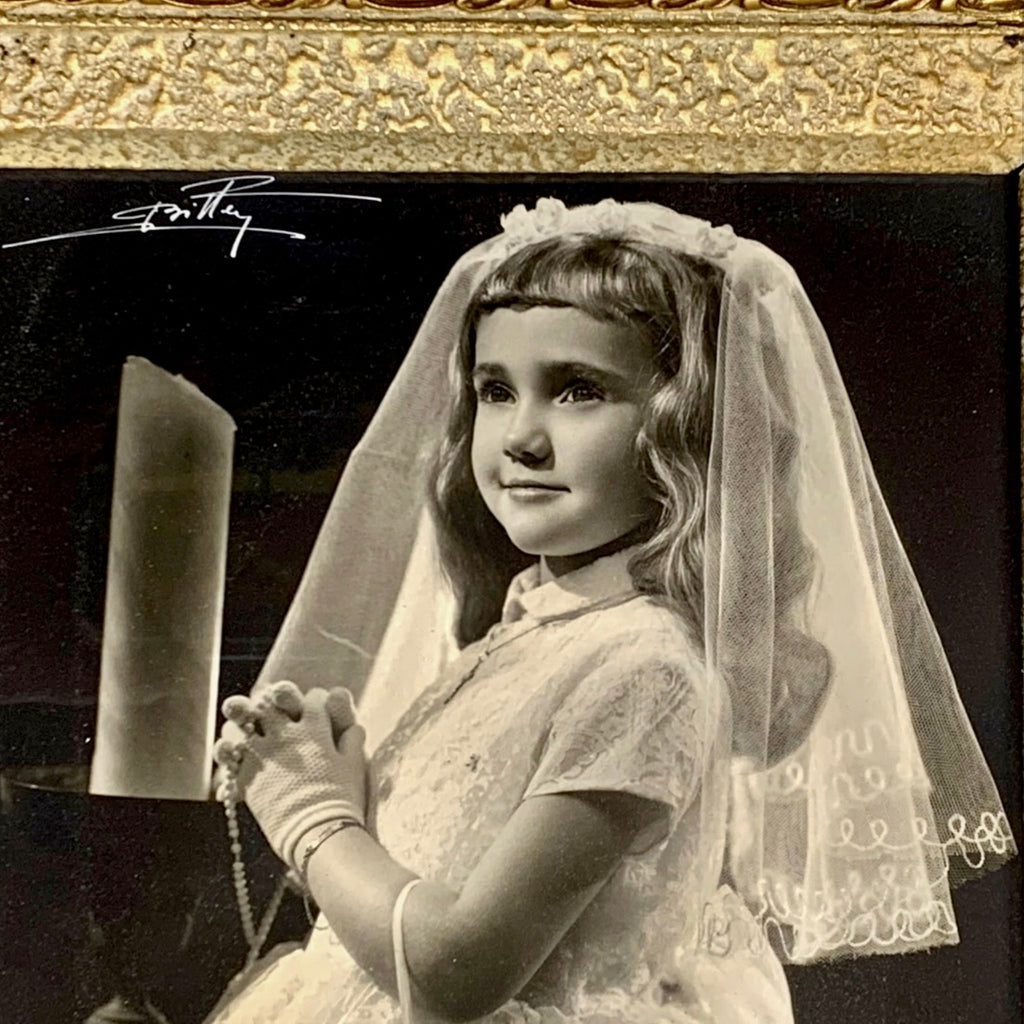 Paire de Cadres Anciens Dorés en Bois et Plâtre avec Portraits de Jeunes Communiantes - années 50