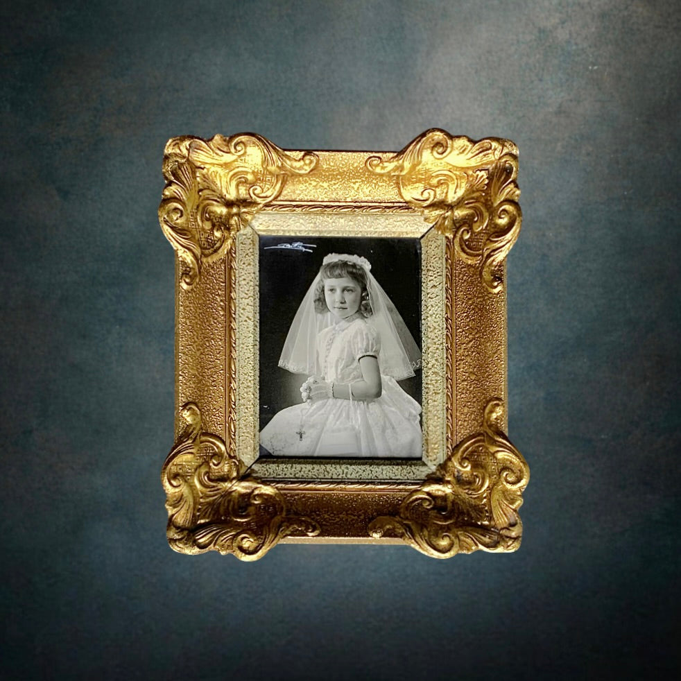 Paire de Cadres Anciens Dorés en Bois et Plâtre avec Portraits de Jeunes Communiantes - années 50