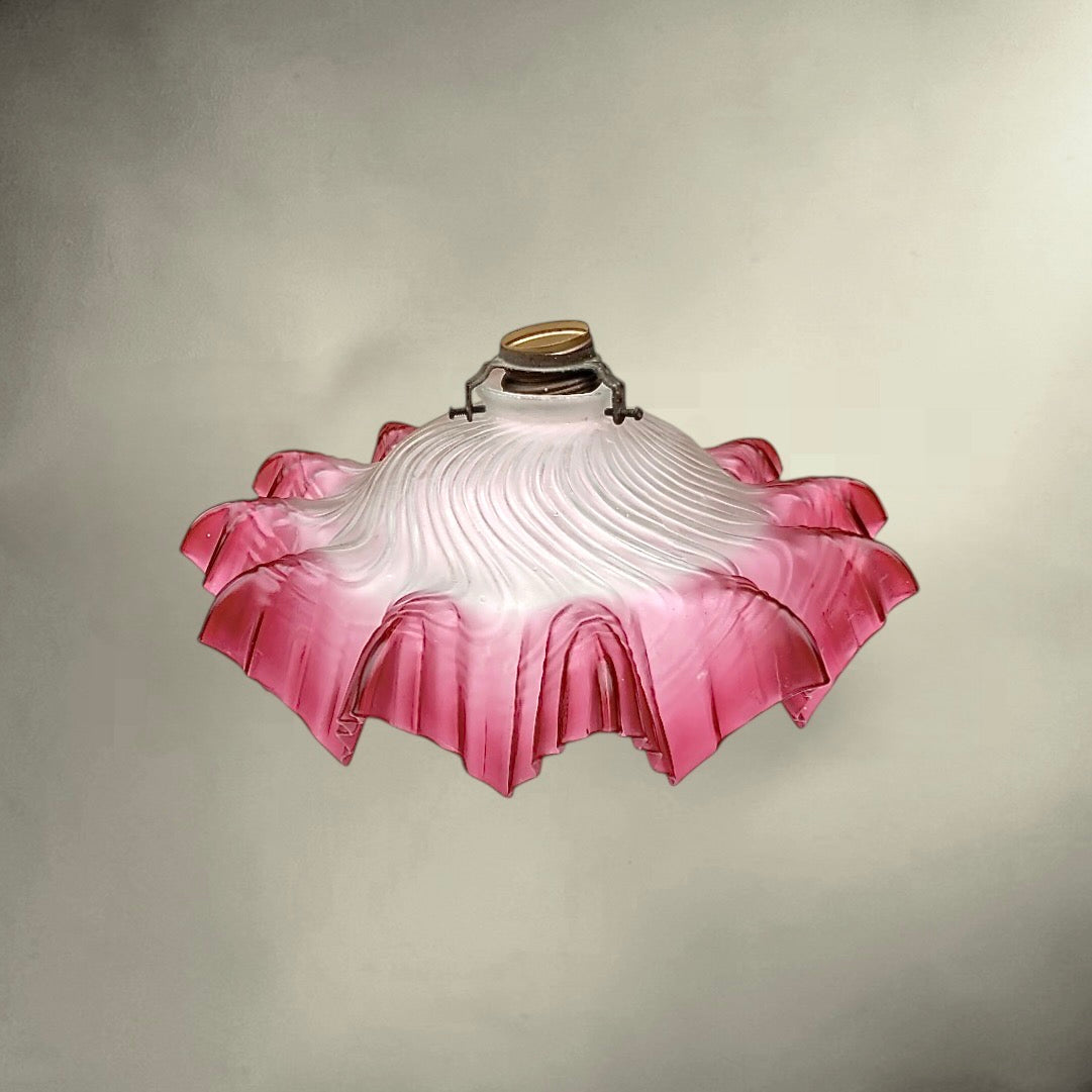 abat-jour-verre-rose-ondule-plafonnier-ancien