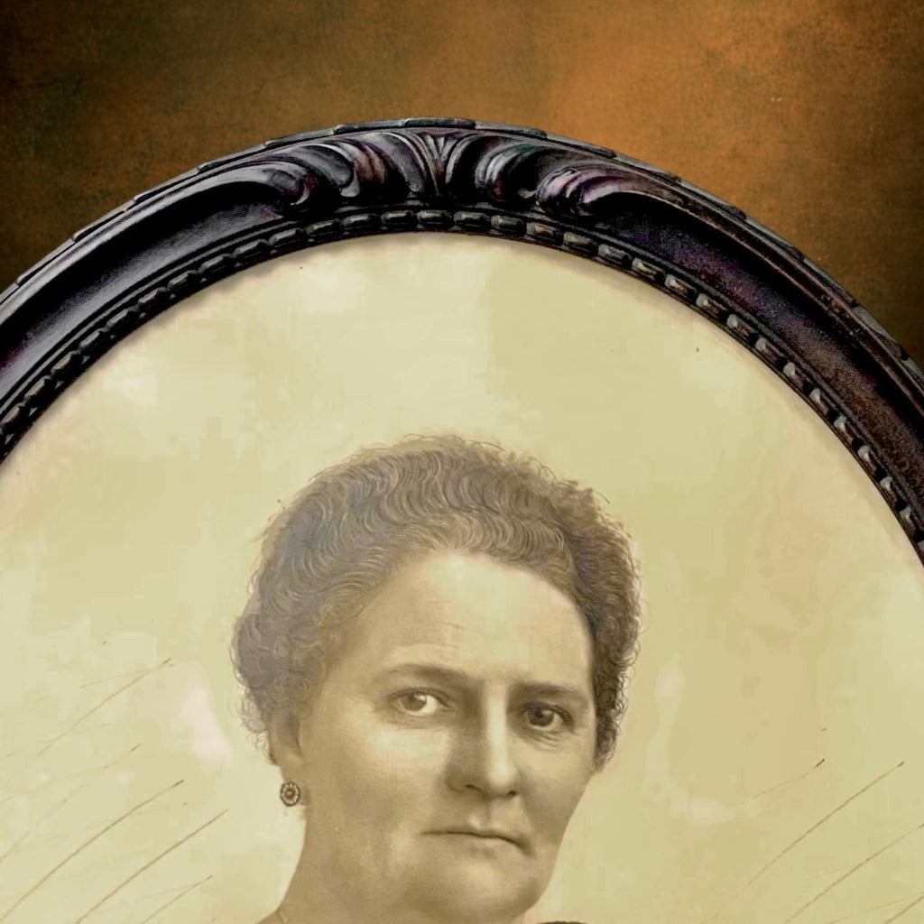 Cadre Ovale Ancien en Bois Sculpté avec Portrait Retouché au Fusain - Vers 1900