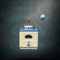 moulin-cafe-petges-bois-peint-blanc-bleu-vintage