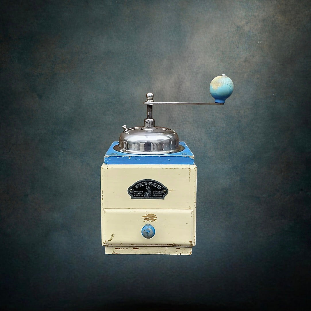 moulin-cafe-petges-bois-peint-blanc-bleu-vintage