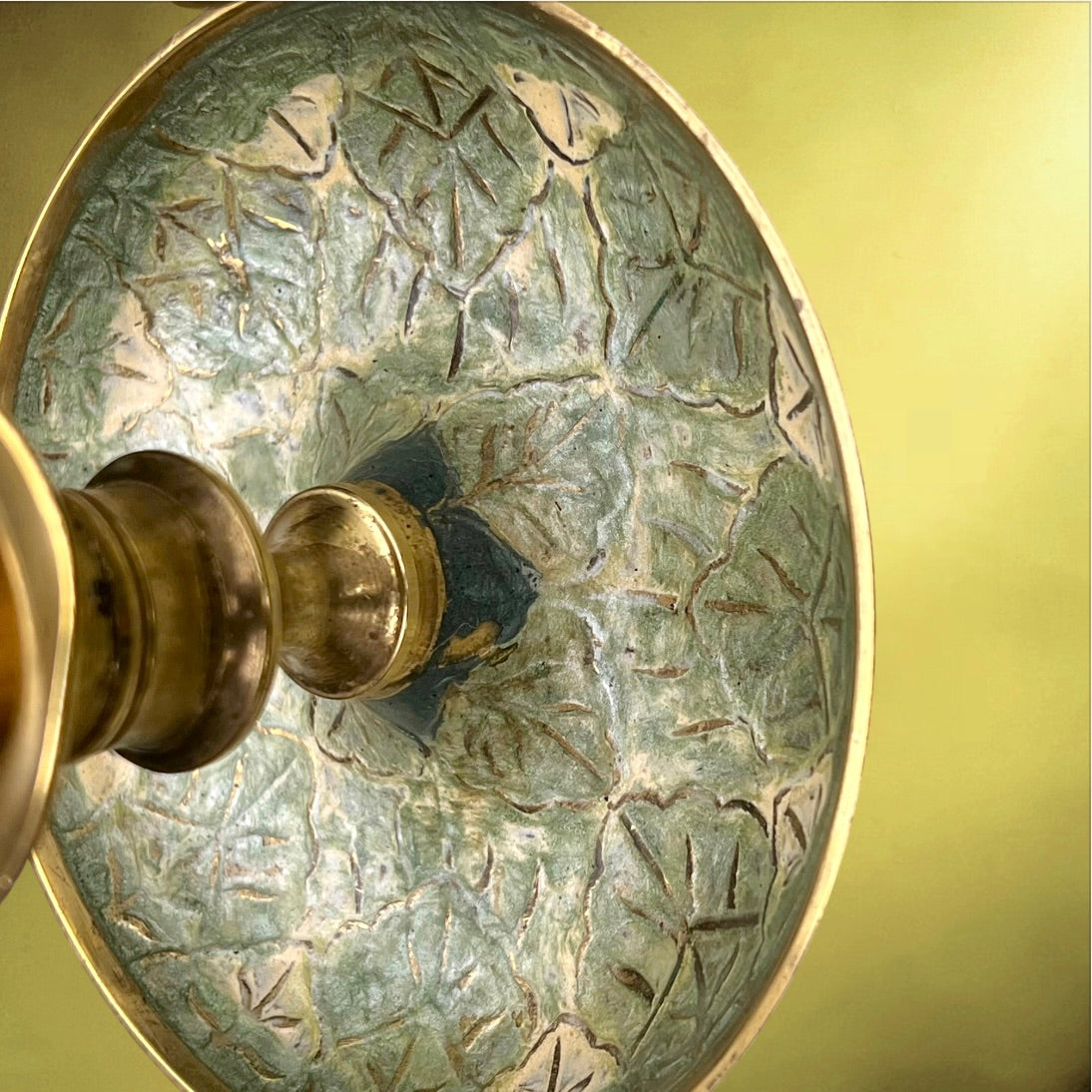 Paire de Bougeoirs Rat-de-Cave en Laiton Doré Émaillé Décor Cloisonné Feuillage - Années 50