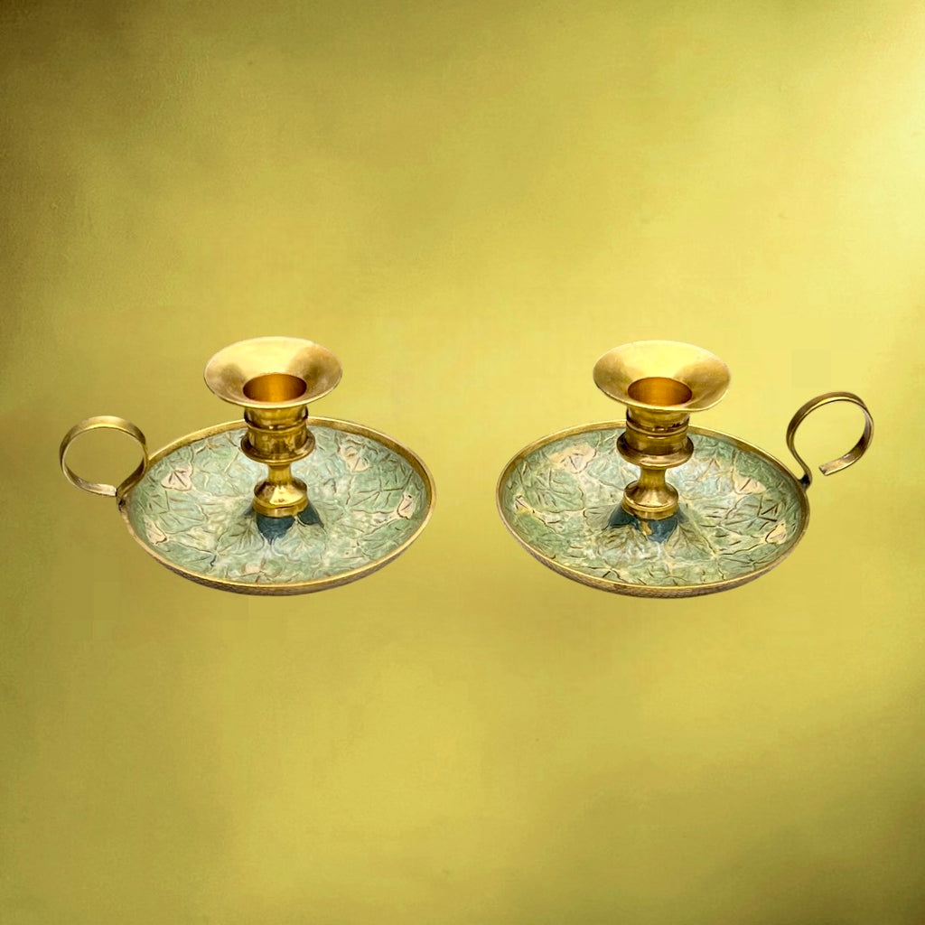 Paire de Bougeoirs Rat-de-Cave en Laiton Doré Émaillé Décor Cloisonné Feuillage - Années 50