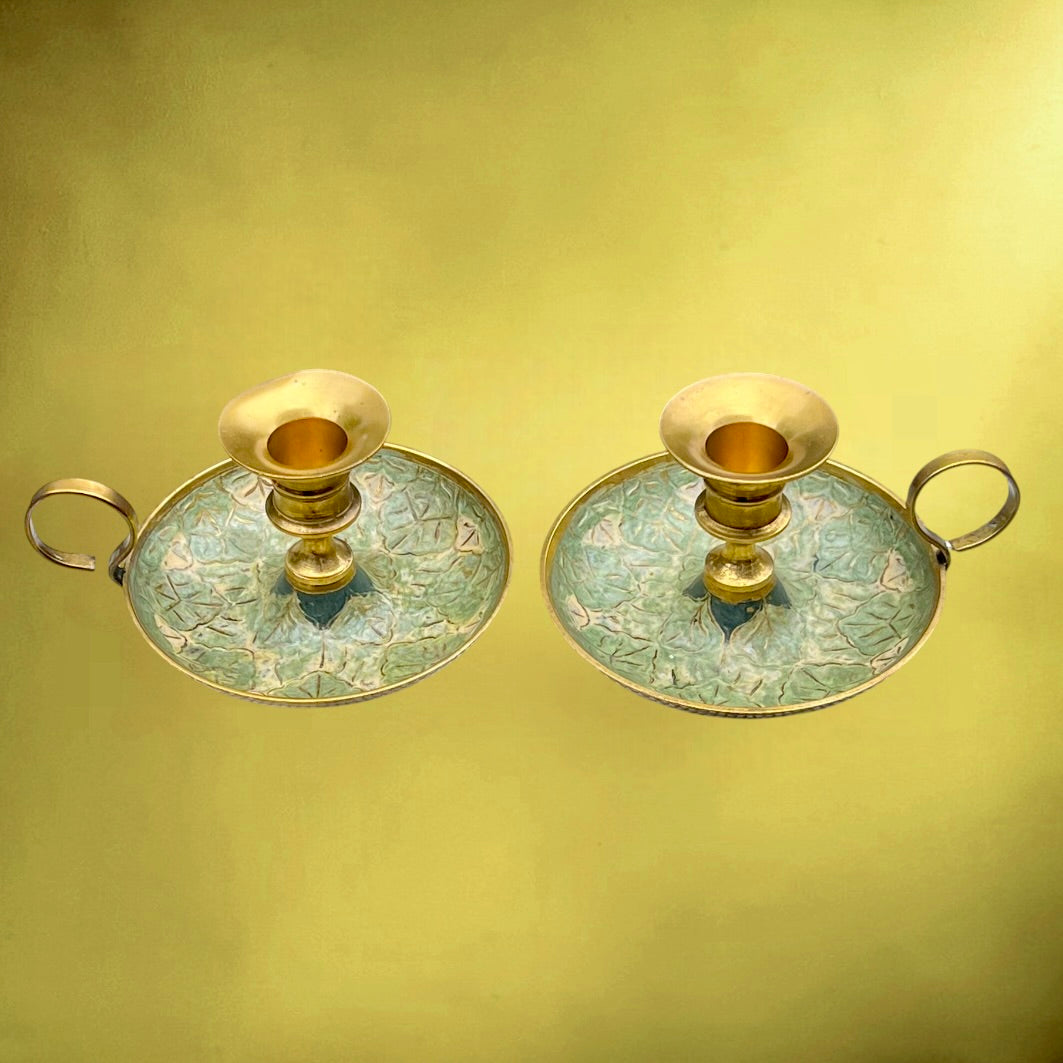 Paire de Bougeoirs Rat-de-Cave en Laiton Doré Émaillé Décor Cloisonné Feuillage - Années 50