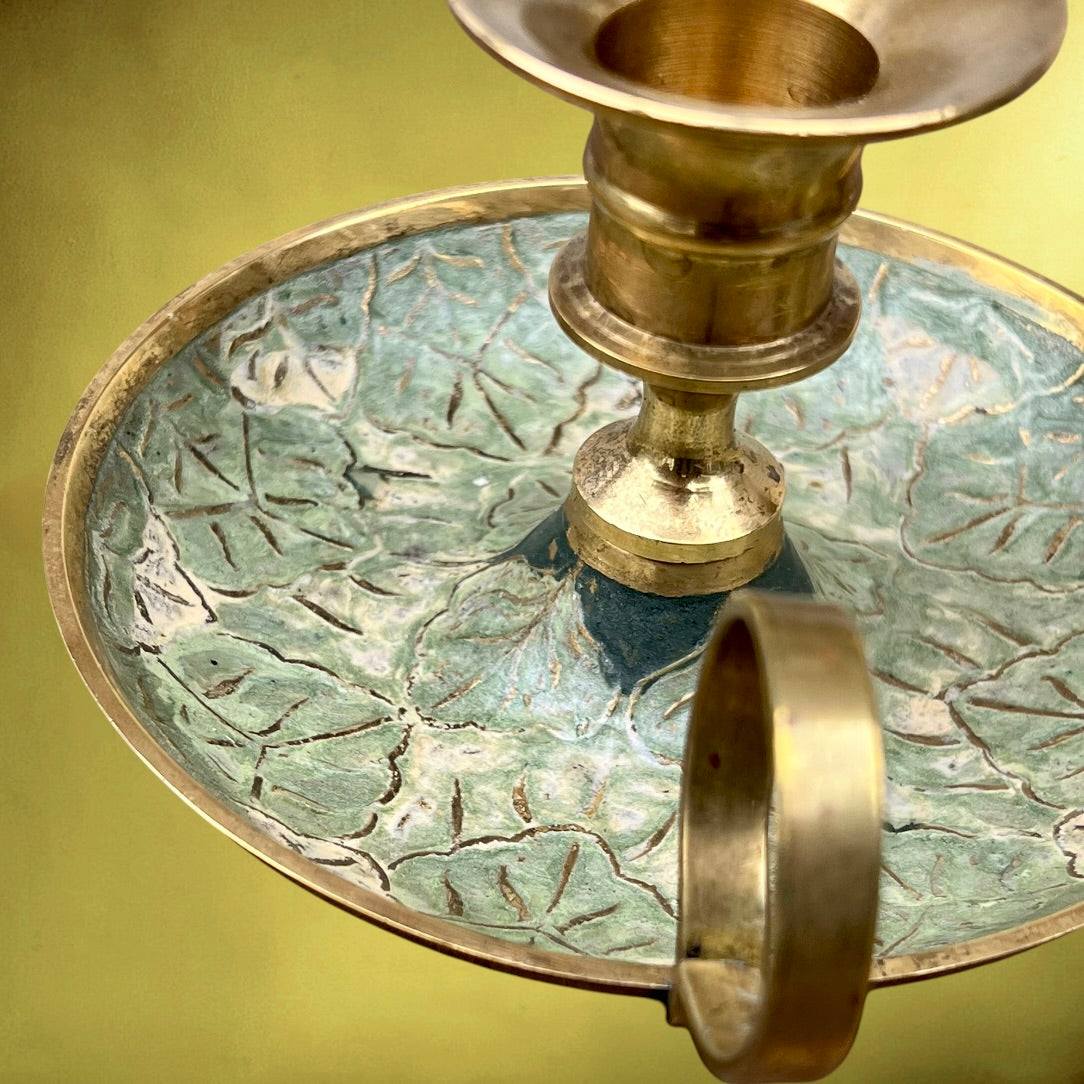 Paire de Bougeoirs Rat-de-Cave en Laiton Doré Émaillé Décor Cloisonné Feuillage - Années 50