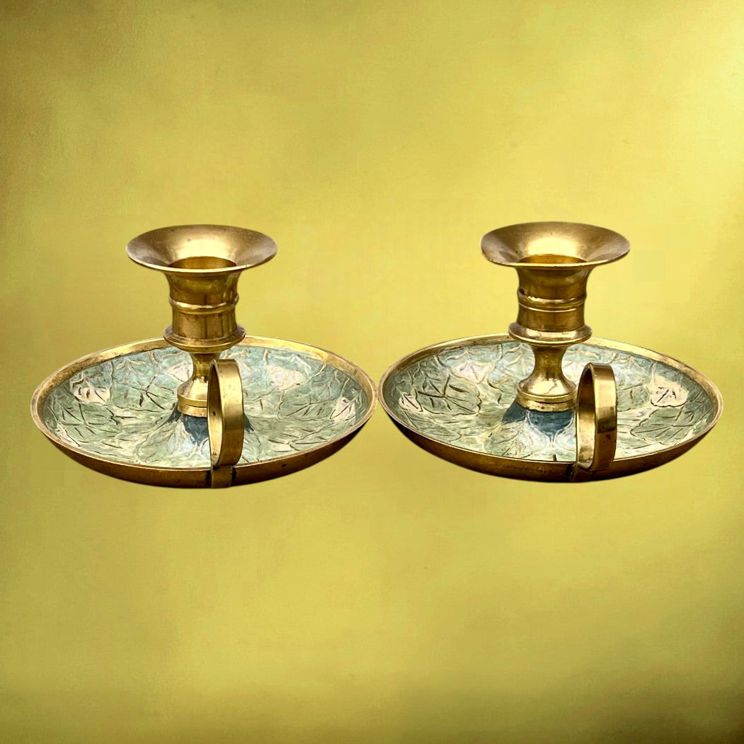 Paire de Bougeoirs Rat-de-Cave en Laiton Doré Émaillé Décor Cloisonné Feuillage - Années 50