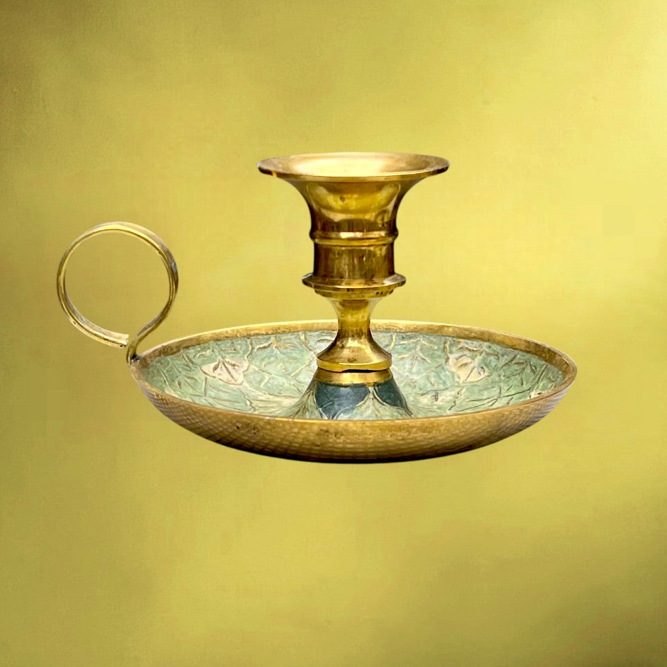 Paire de Bougeoirs Rat-de-Cave en Laiton Doré Émaillé Décor Cloisonné Feuillage - Années 50