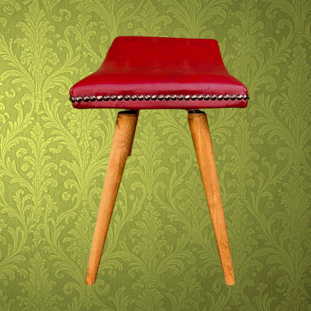 Repose-pied Scandinave Skaï Rouge Pieds Compas Bois Verni Clous Décoratifs - années 50 60