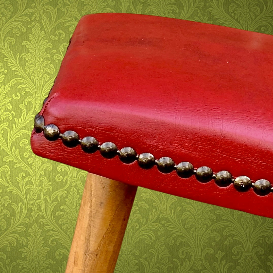 Repose-pied Scandinave Skaï Rouge Pieds Compas Bois Verni Clous Décoratifs - années 50 60