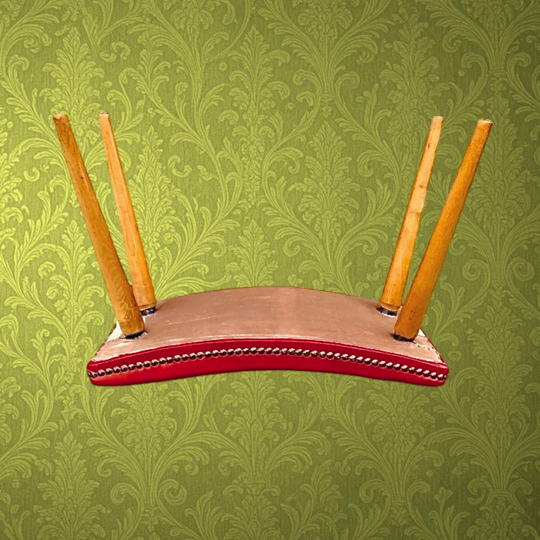 Repose-pied Scandinave Skaï Rouge Pieds Compas Bois Verni Clous Décoratifs - années 50 60