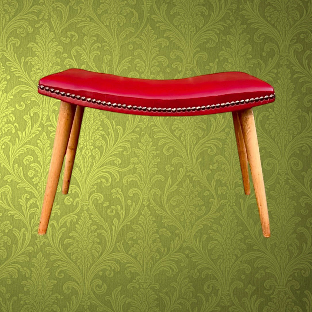 Repose-pied Scandinave Skaï Rouge Pieds Compas Bois Verni Clous Décoratifs - années 50 60