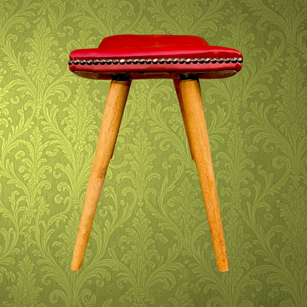 Repose-pied Scandinave Skaï Rouge Pieds Compas Bois Verni Clous Décoratifs - années 50 60