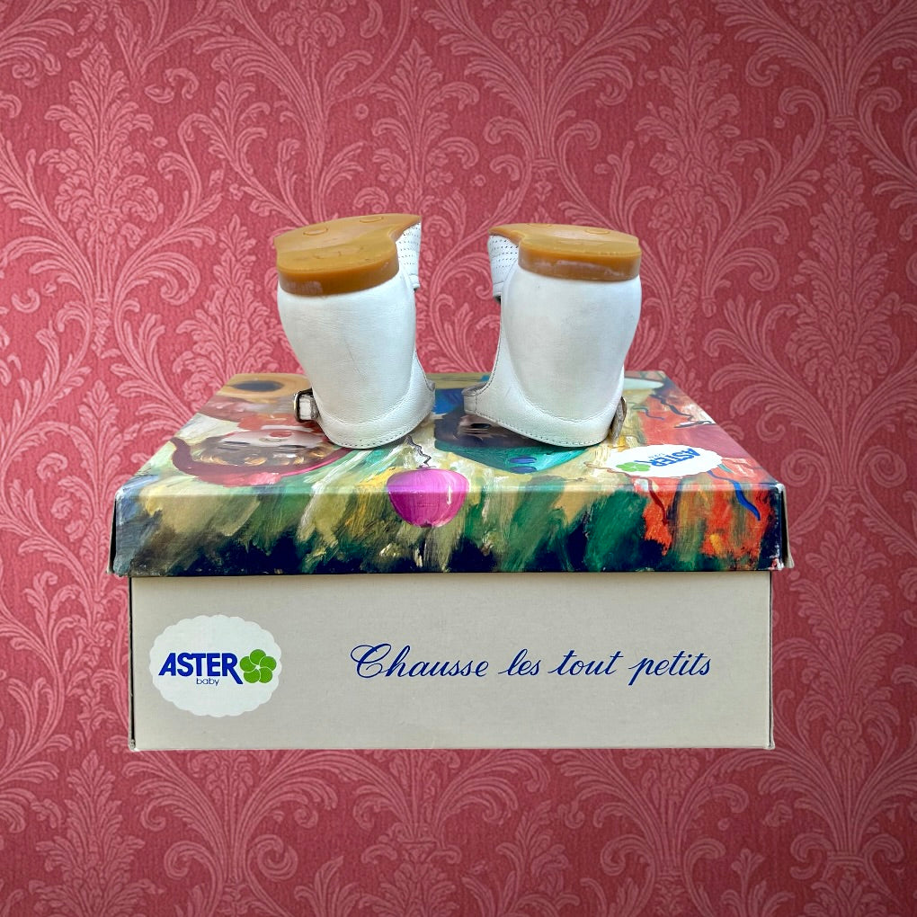 Chaussures Bébé ASTER Cuir Blanc Perforé Modèle Vigie Pointure 19 avec Boîte d’Origine - Années  60