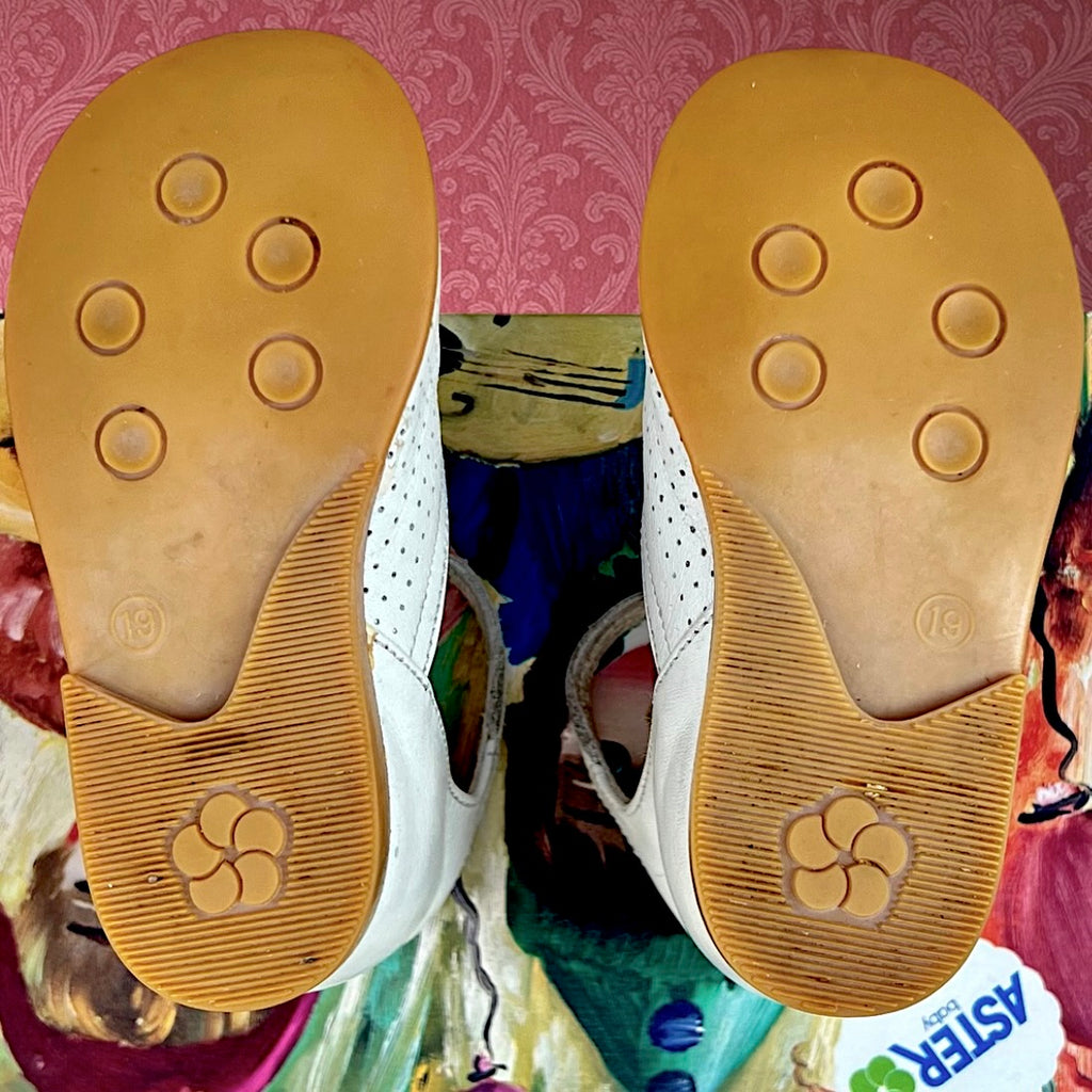 Chaussures Bébé ASTER Cuir Blanc Perforé Modèle Vigie Pointure 19 avec Boîte d’Origine - Années  60
