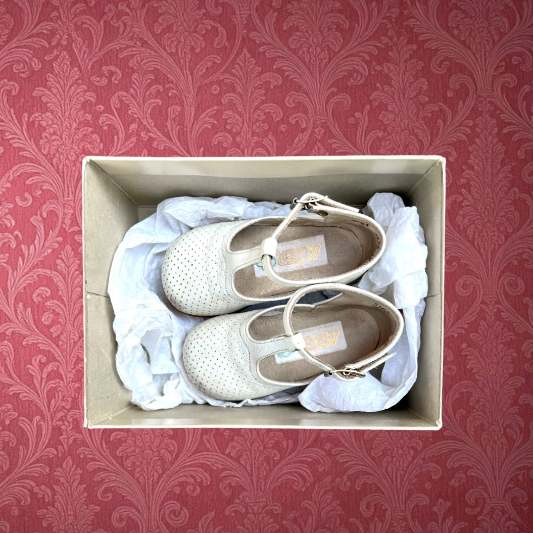 Chaussures Bébé ASTER Cuir Blanc Perforé Modèle Vigie Pointure 19 avec Boîte d’Origine - Années  60