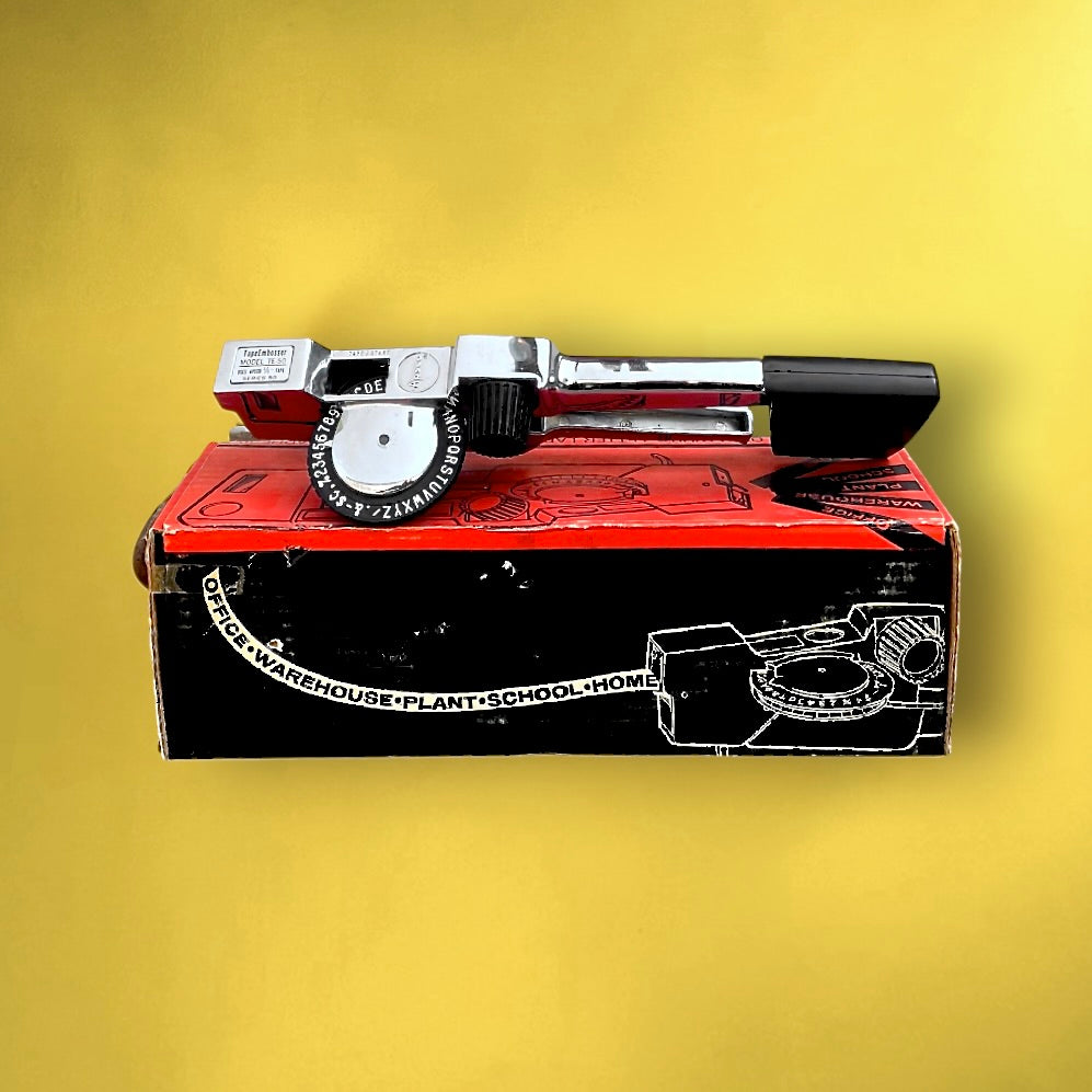 Ancienne Étiqueteuse APSCO TapeEmbosser TE 50 Deluxe Métal Chromé Avec Boîte et Notice Années 60