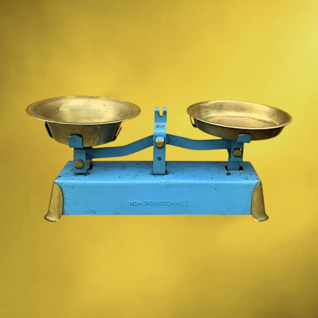 balance-menage-miniature-metal-bleu-laiton-annees50
