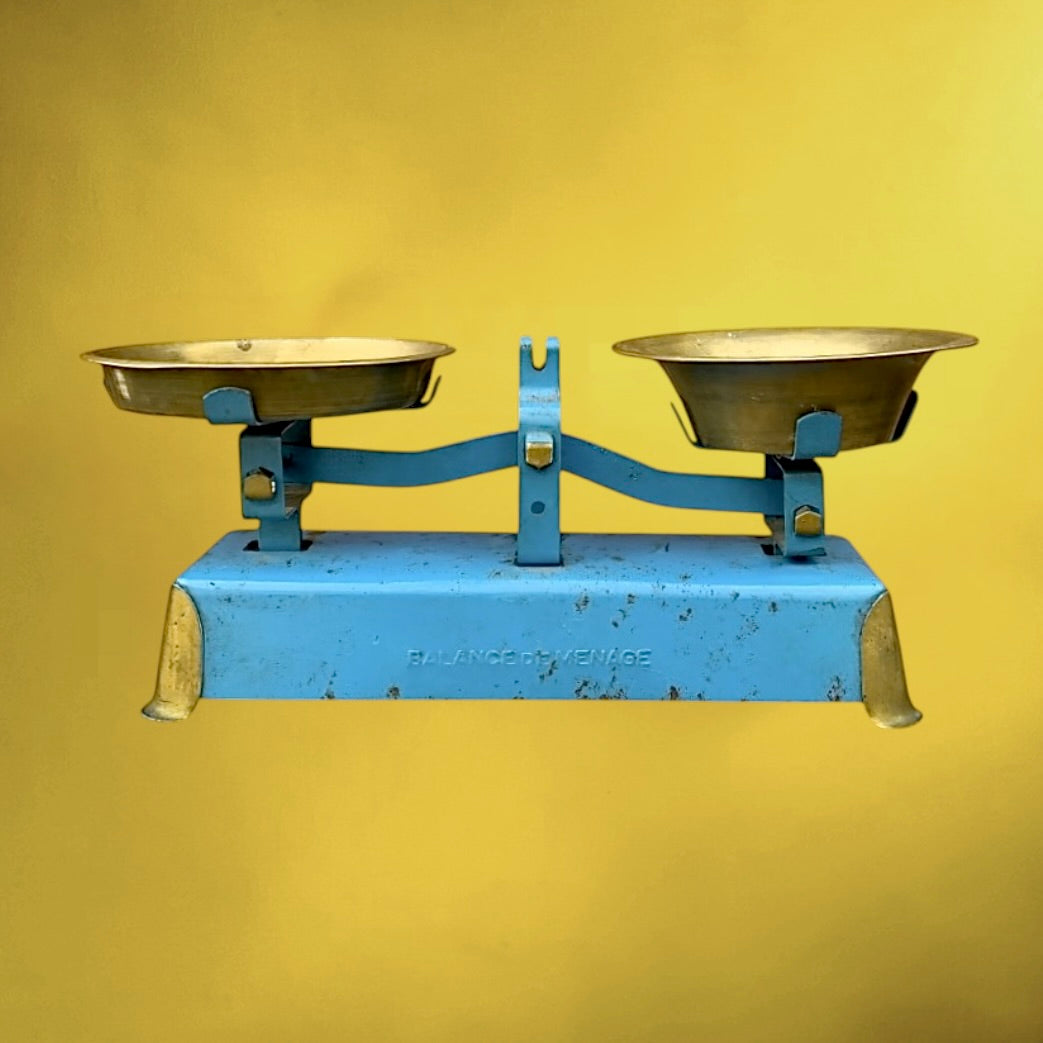 balance-menage-miniature-metal-bleu-laiton-annees50