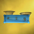 Balance de Ménage Miniature en Métal Bleu et Laiton - Années 50