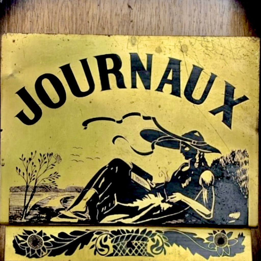 Porte-Journaux Mural en Bois et Laiton Gravé Femme Élégante - Années 50