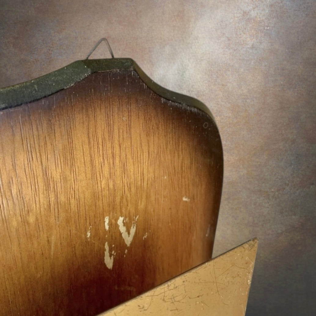 Porte-Journaux Mural en Bois et Laiton Gravé Femme Élégante - Années 50