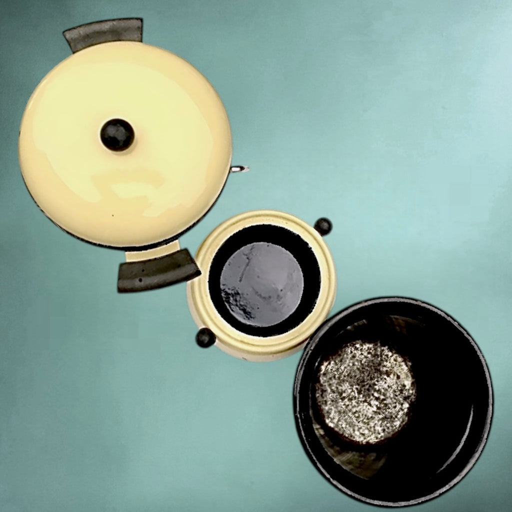 Samovar Ancien en Tôle Émaillée Blanc Crème Et Bakélite Noire - Années 50 60