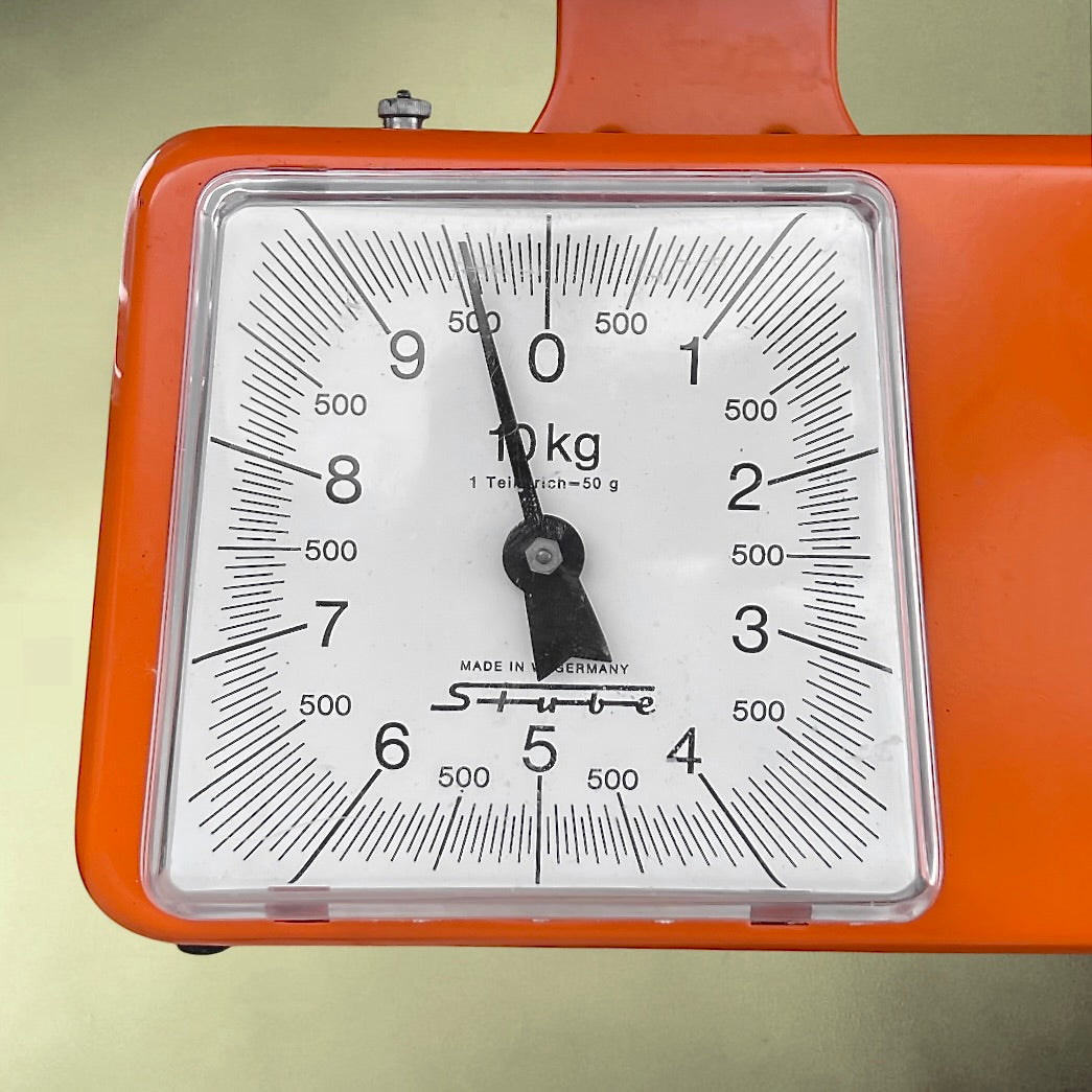 Balance de cuisine vintage Stube en métal laqué orange – Allemagne – années 1960