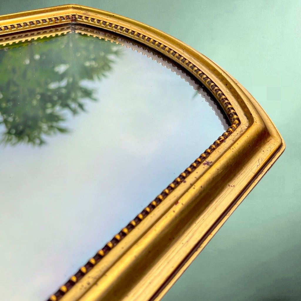 Grand miroir mural en résine dorée – esprit néoclassique – années 70