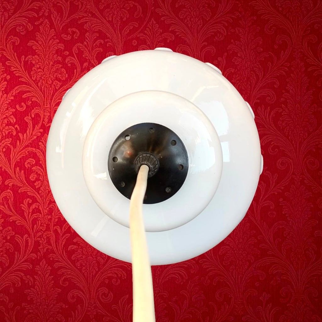Suspension Opaline Blanche Liseré Rouge Douille Bakélite Noire – Années 70