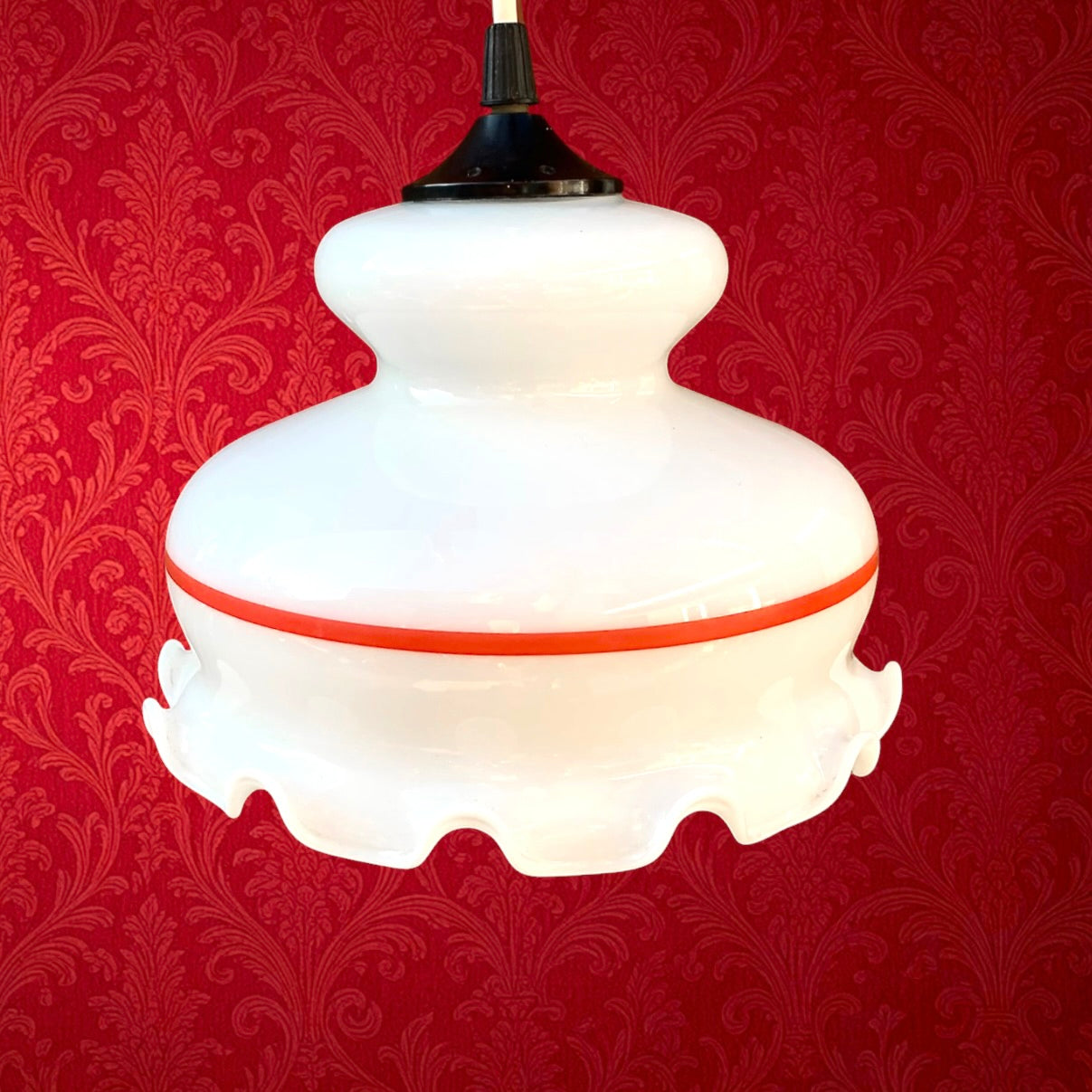 Suspension Opaline Blanche Liseré Rouge Douille Bakélite Noire – Années 70