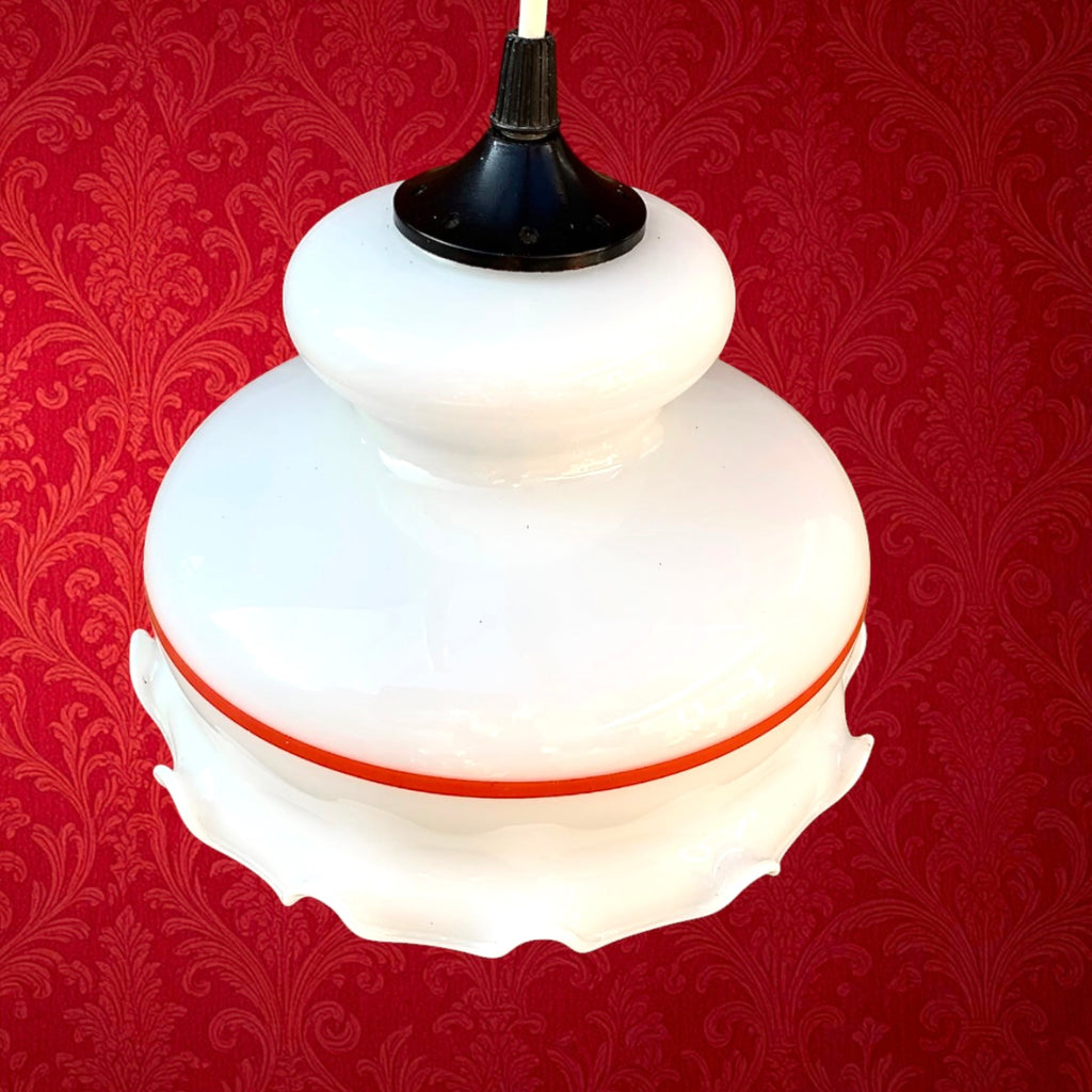 Suspension Opaline Blanche Liseré Rouge Douille Bakélite Noire – Années 70