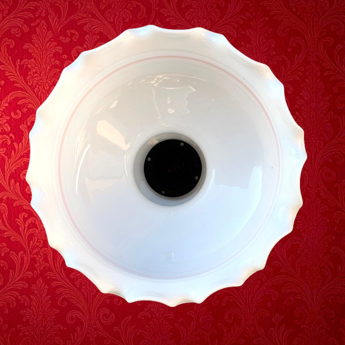 Suspension Opaline Blanche Liseré Rouge Douille Bakélite Noire – Années 70
