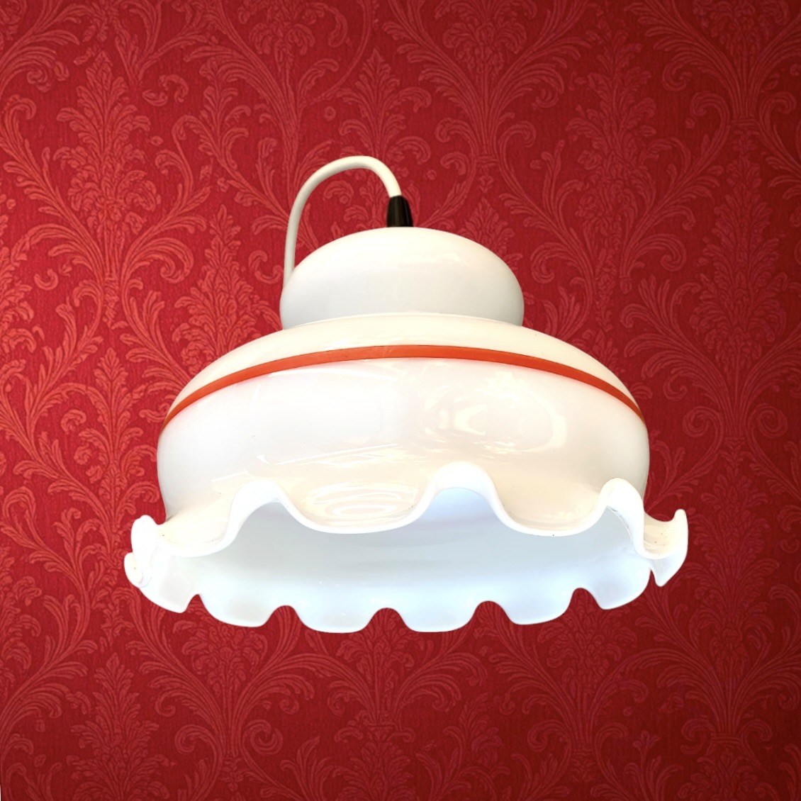 Suspension Opaline Blanche Liseré Rouge Douille Bakélite Noire – Années 70
