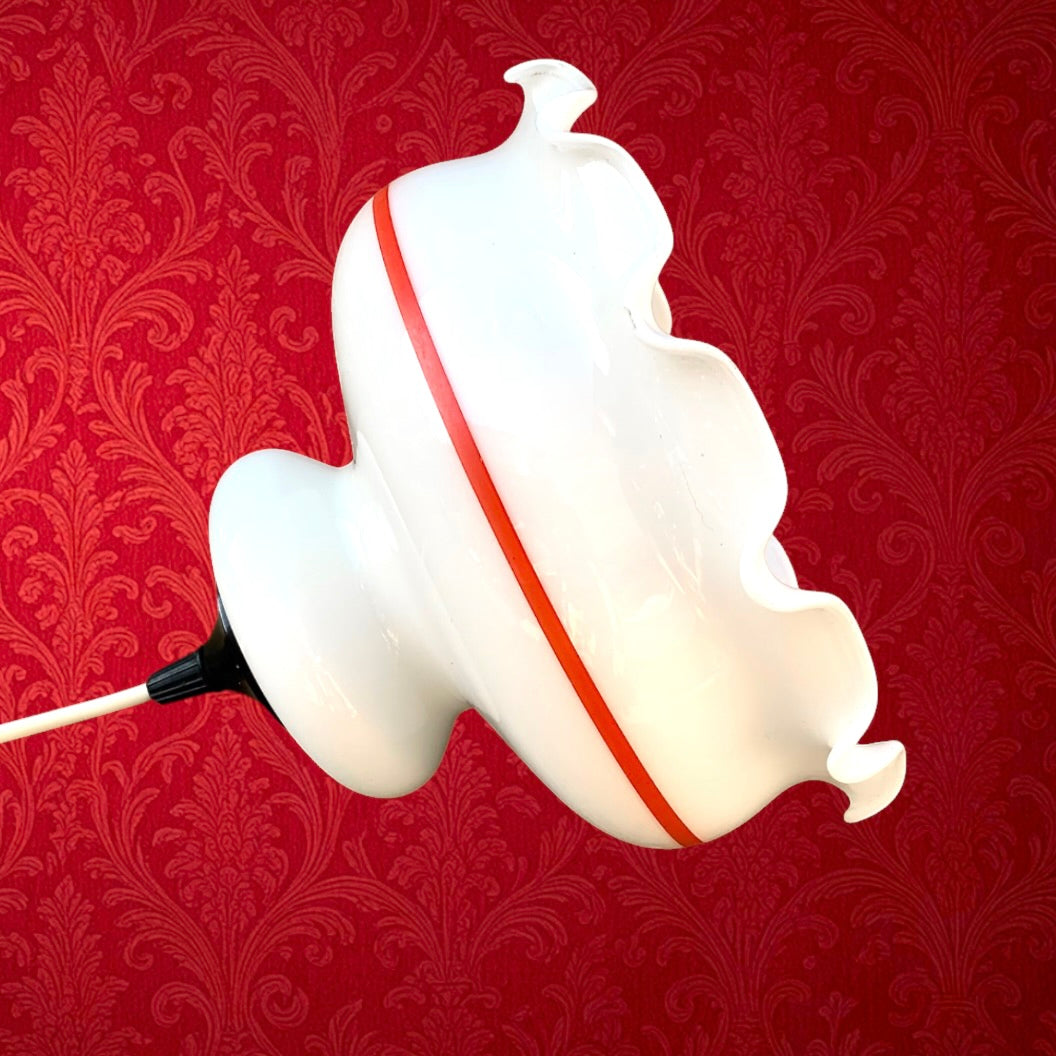 Suspension Opaline Blanche Liseré Rouge Douille Bakélite Noire – Années 70
