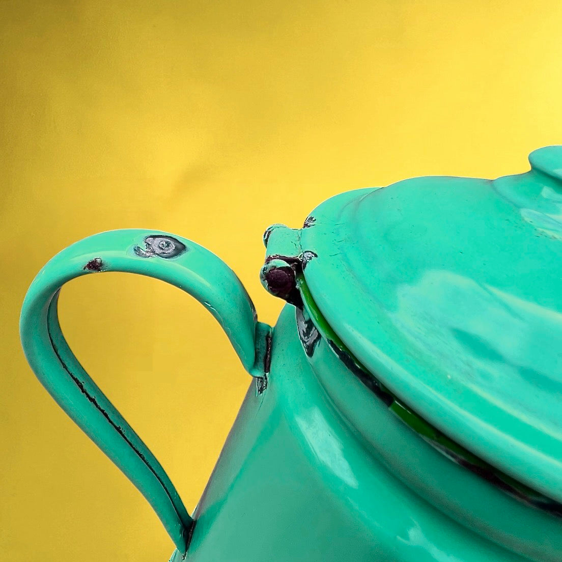 Grande Cafetière en Tôle Émaillée Vert Turquoise – Années 50
