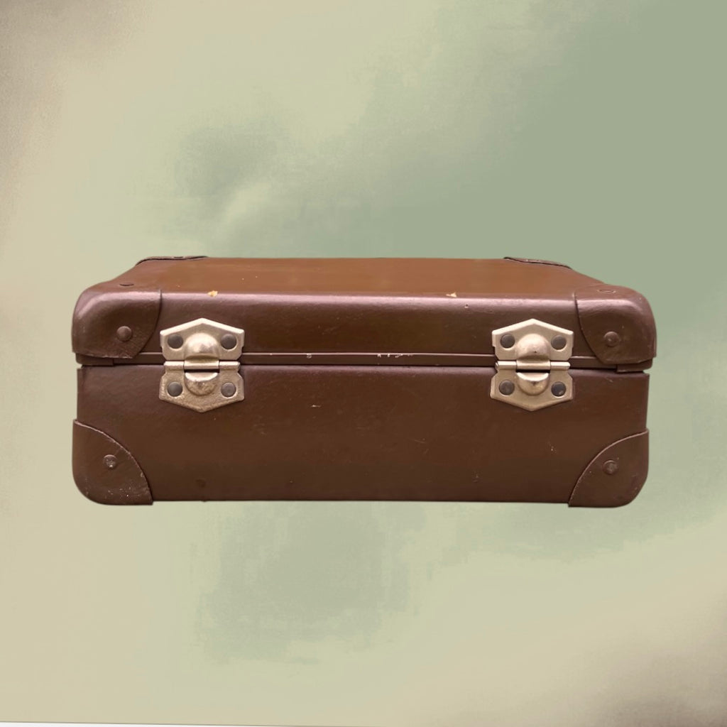 Petite Valise Ancienne en Carton Enduit Marron Intérieur Quadrillé – Années 50