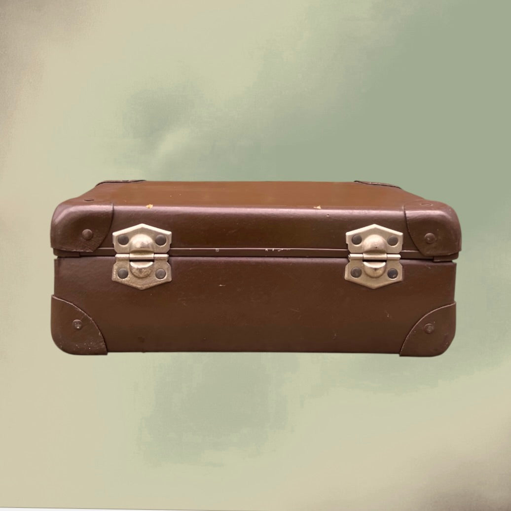 Petite Valise Ancienne en Carton Enduit Marron Intérieur Quadrillé – Années 50