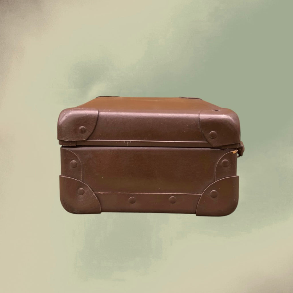 Petite Valise Ancienne en Carton Enduit Marron Intérieur Quadrillé – Années 50