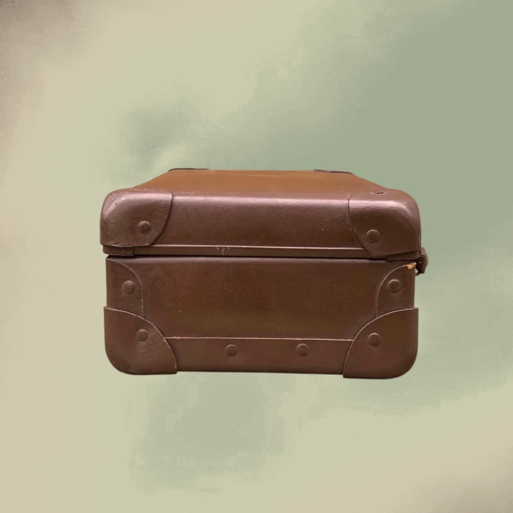 Petite Valise Ancienne en Carton Enduit Marron Intérieur Quadrillé – Années 50
