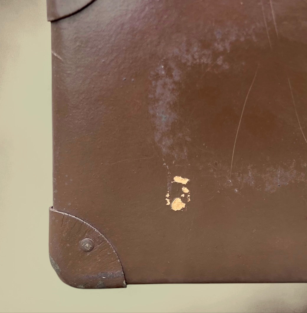 Petite Valise Ancienne en Carton Enduit Marron Intérieur Quadrillé – Années 50