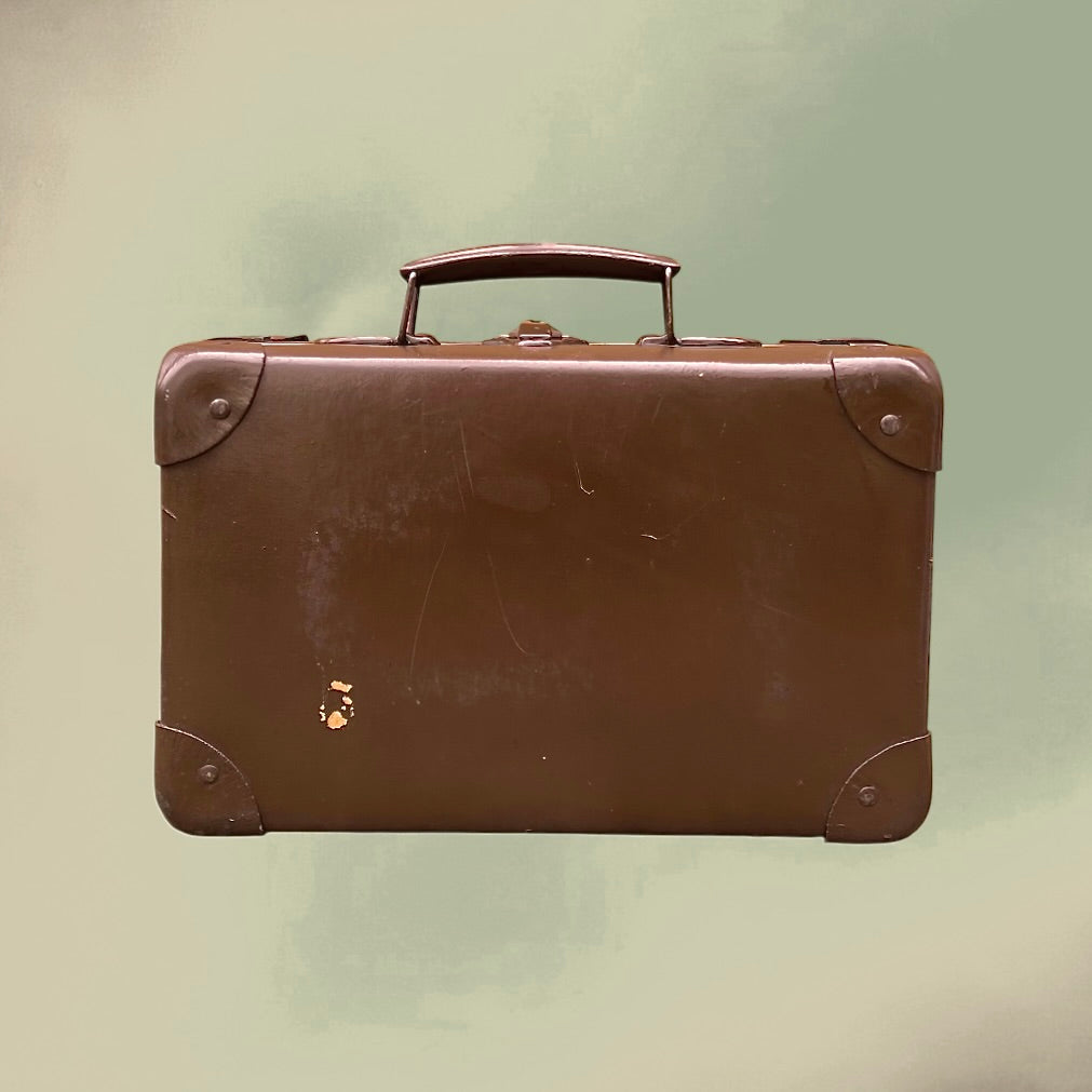 Petite Valise Ancienne en Carton Enduit Marron Intérieur Quadrillé – Années 50