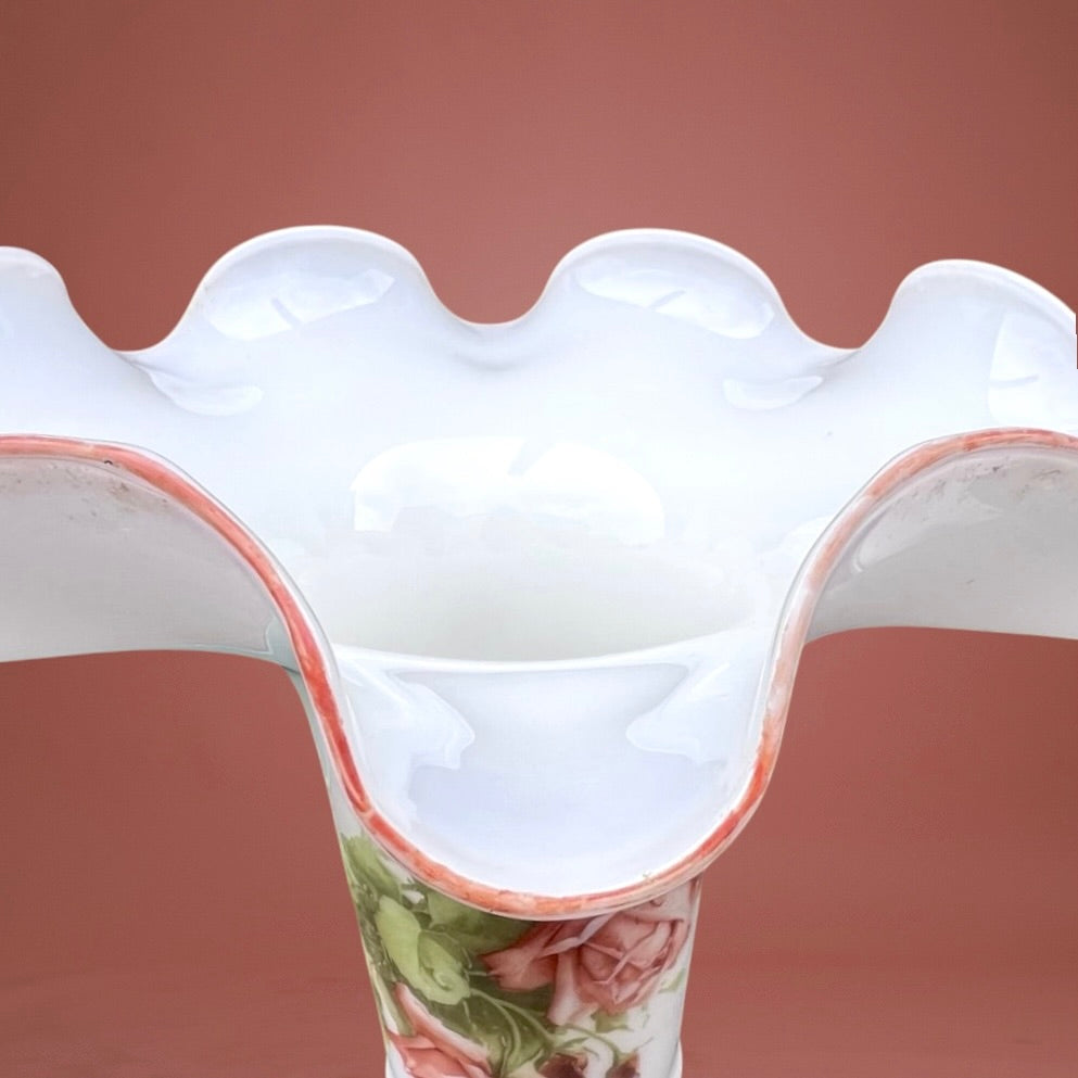 Suspension Ancienne en Opaline Festonnée Forme Mouchoir Décor Roses Peintes Main – Années 1900 1920