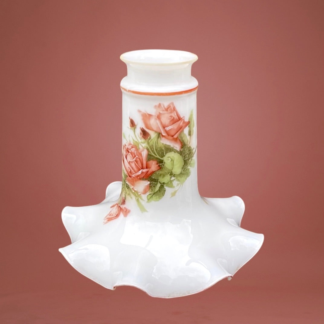 Suspension Ancienne en Opaline Festonnée Forme Mouchoir Décor Roses Peintes Main – Années 1900 1920
