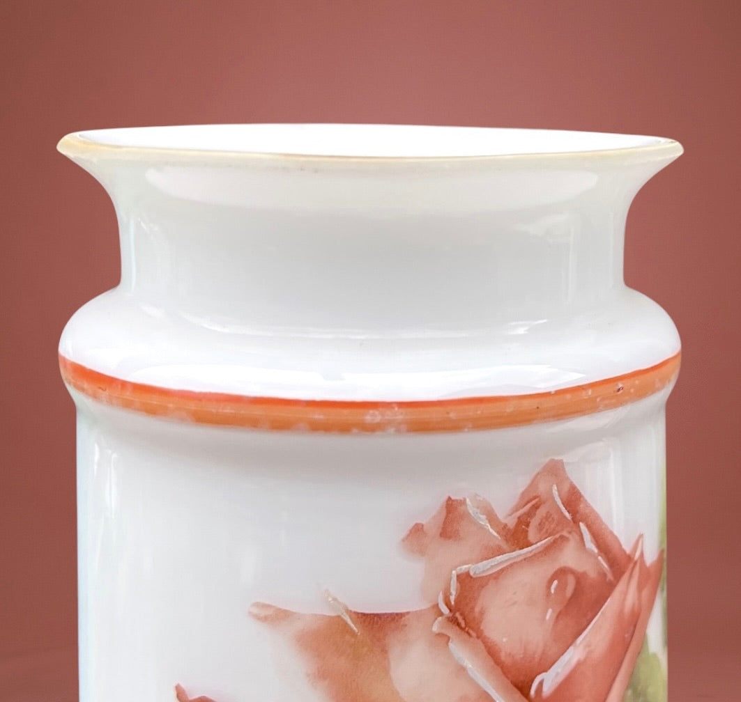 Suspension Ancienne en Opaline Festonnée Forme Mouchoir Décor Roses Peintes Main – Années 1900 1920